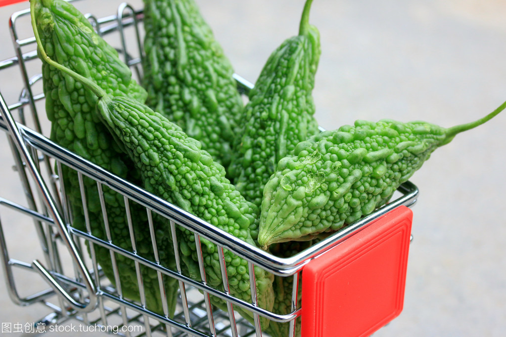 夏日苦口良药 新鲜苦瓜的营养价值与食疗功效